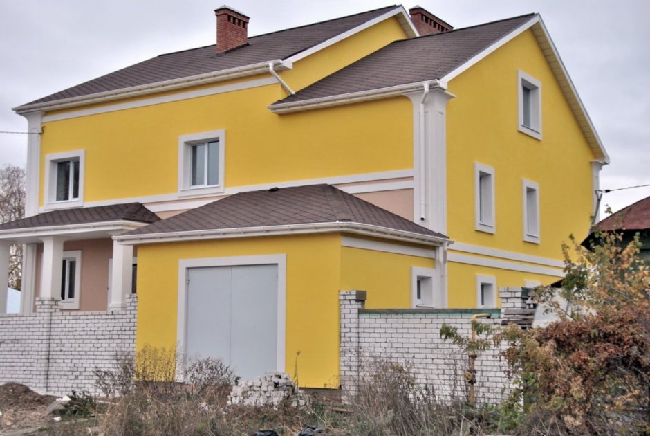 Дом желтый оштукатуренный