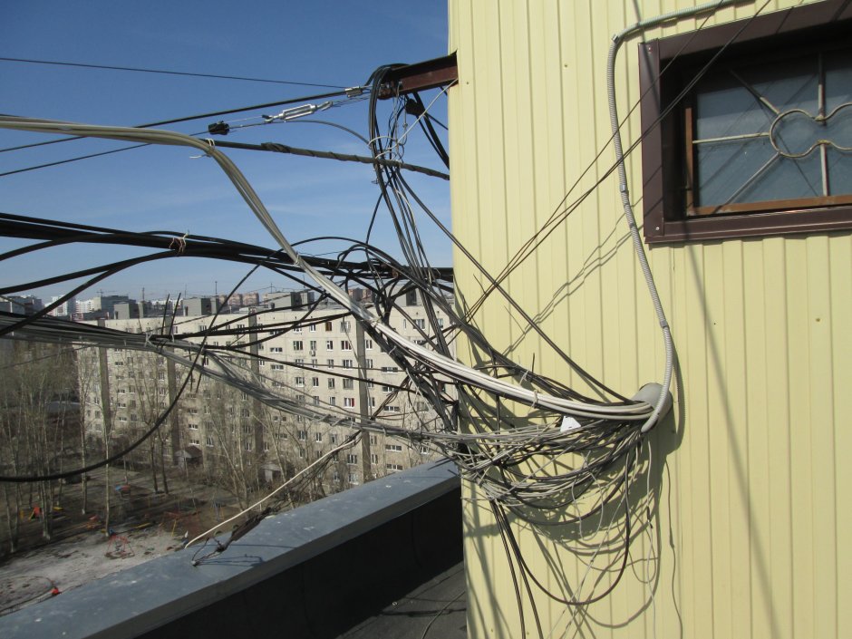 Кабель интернета на крыше