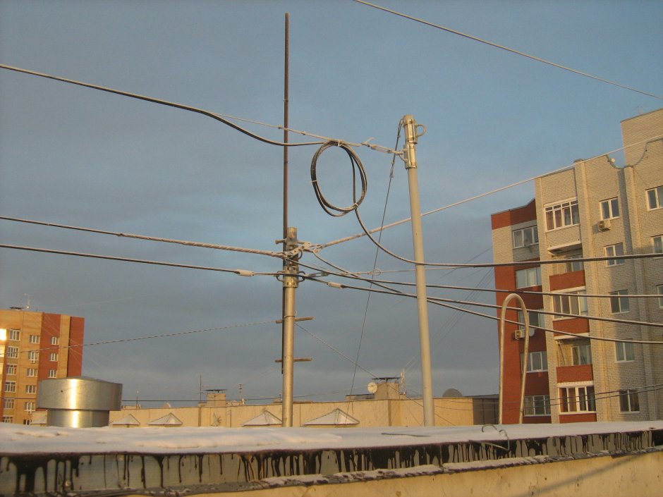 Прокладка кабеля на крыше здания