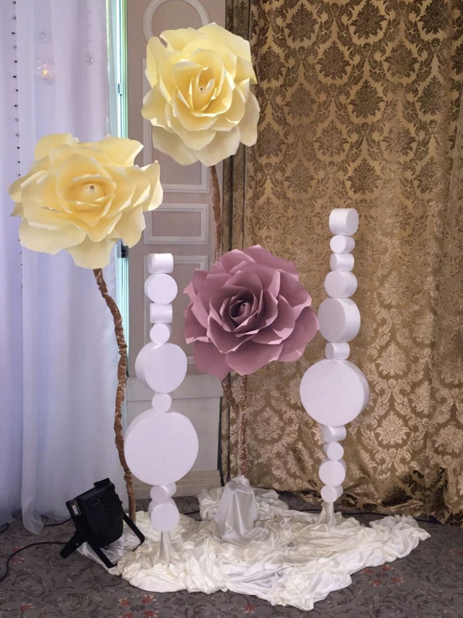 Красивая композиция из бумажных цветов на свадьбу
