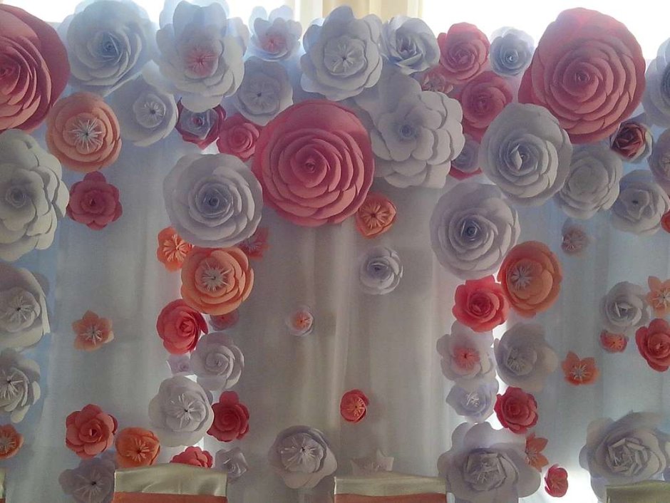 Украшение штор бумажными цветами