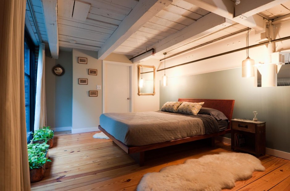 Спальни лофт с деревянным потолком
