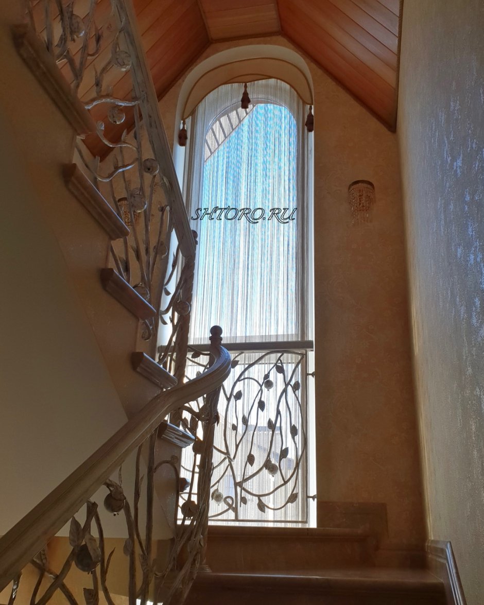 Французское окно на лестнице