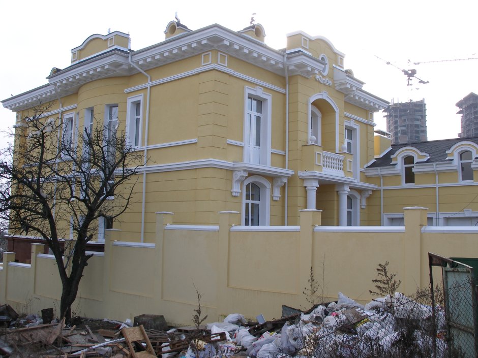 Желтый кирпичный дом с лепниной