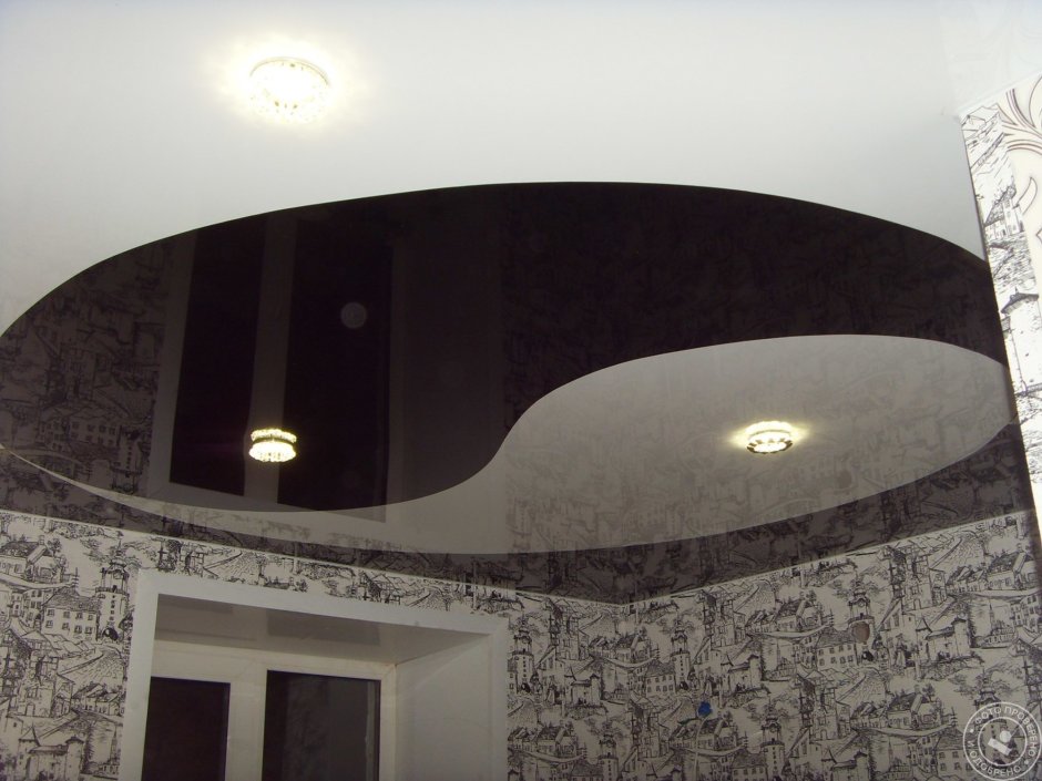 Комбинированный потолок черно белый