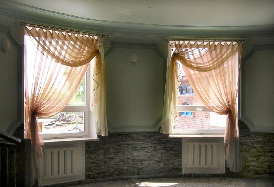 Шторы на окно с балконной дверью в гостиной