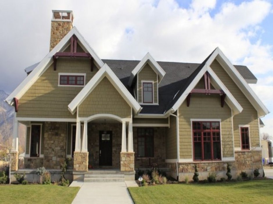 Дом в американском стиле с коричневой крышей
