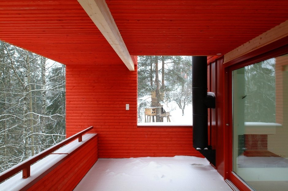 Покраска веранды деревянного дома красный