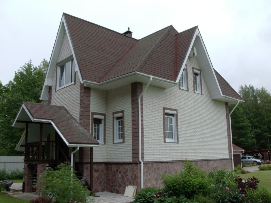 Фасад дома с шоколадной крышей