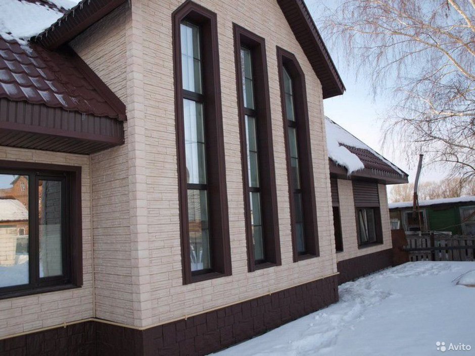 Бежевый дом с коричневыми окнами