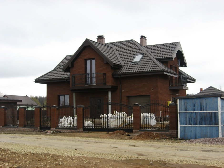 Коричневый дом с коричневыми окнами