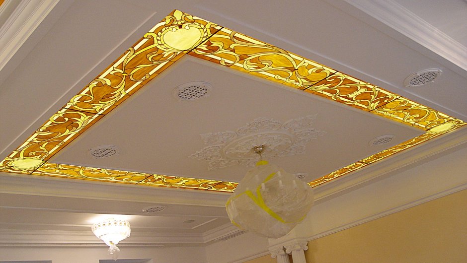Потолок кессоны с витражами в классическом стиле с подсветкой