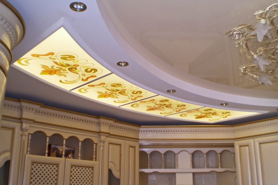 Натяжной потолок в классическом стиле с фотопечатью