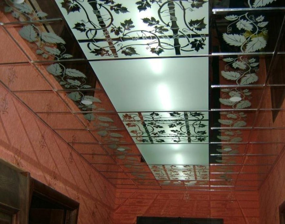 Зеркальный потолок с рисунком