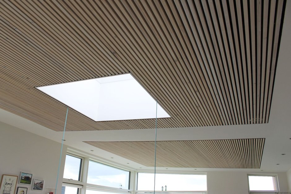 Гипсокартонный потолок с деревянными рейками