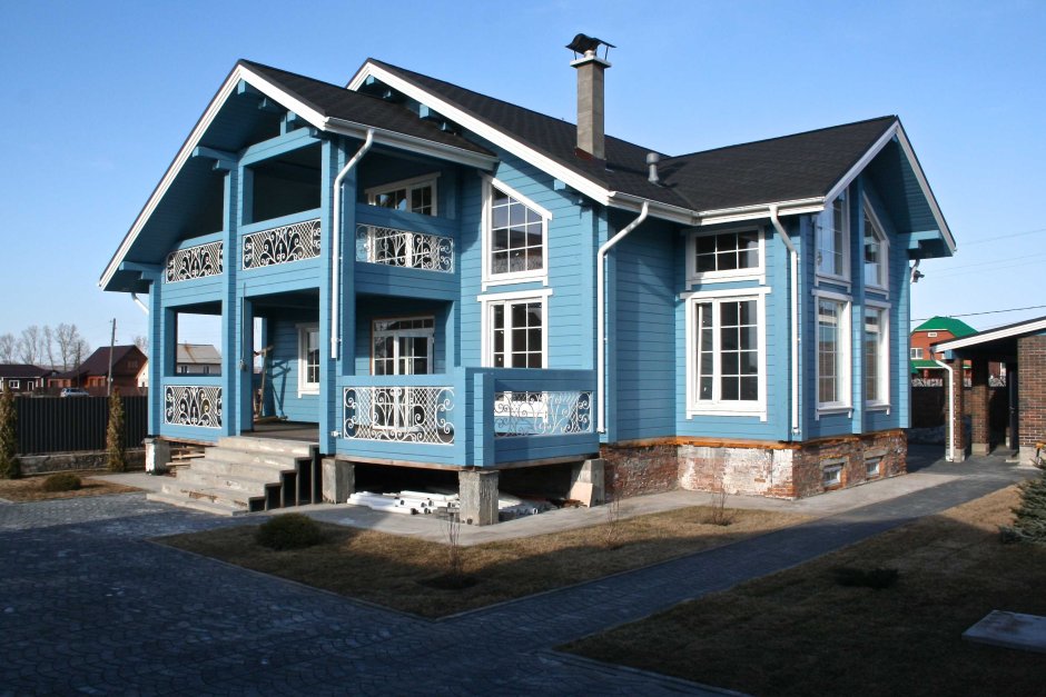 Дом с синим фасадом