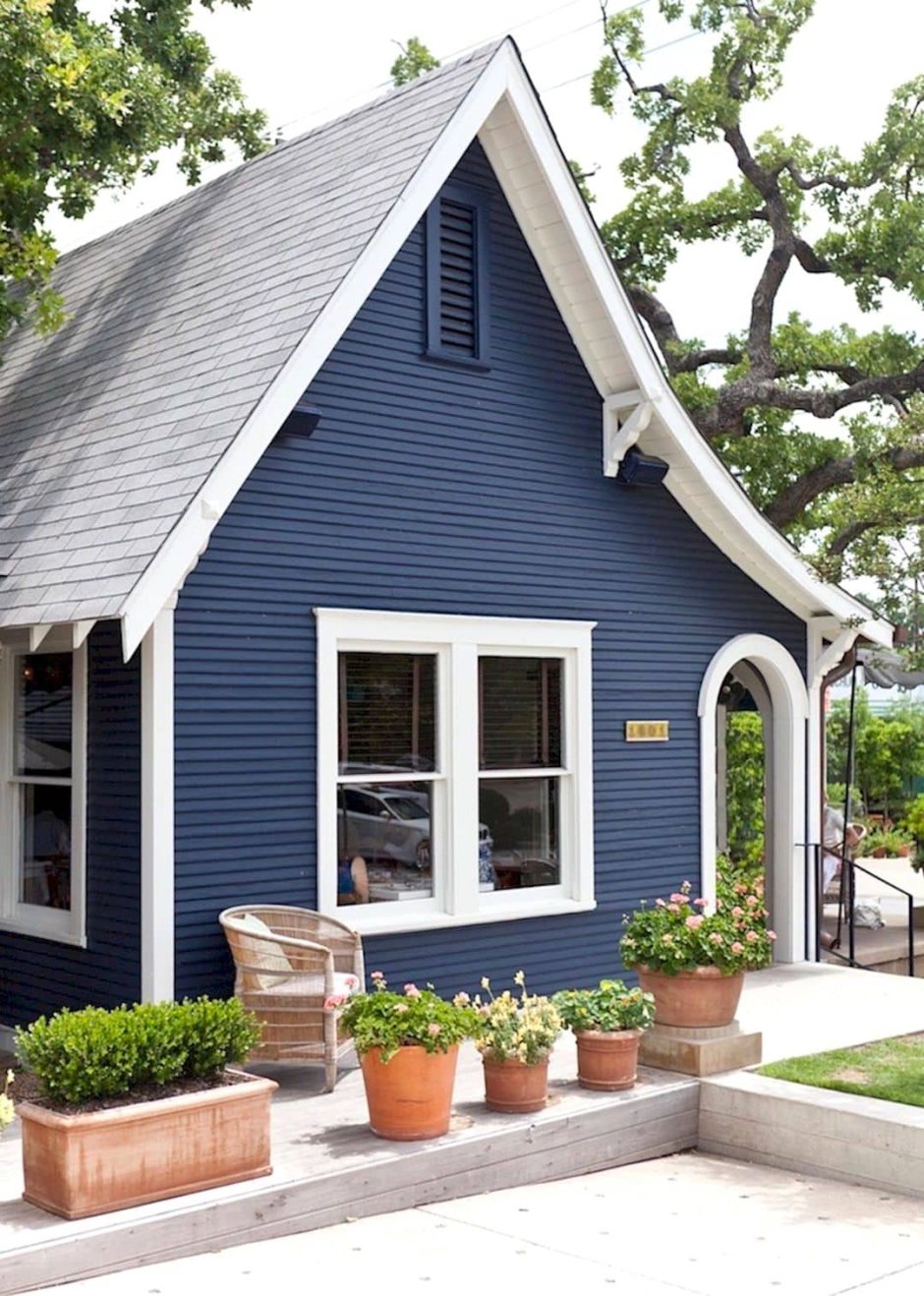 Дачный домик голубого цвета
