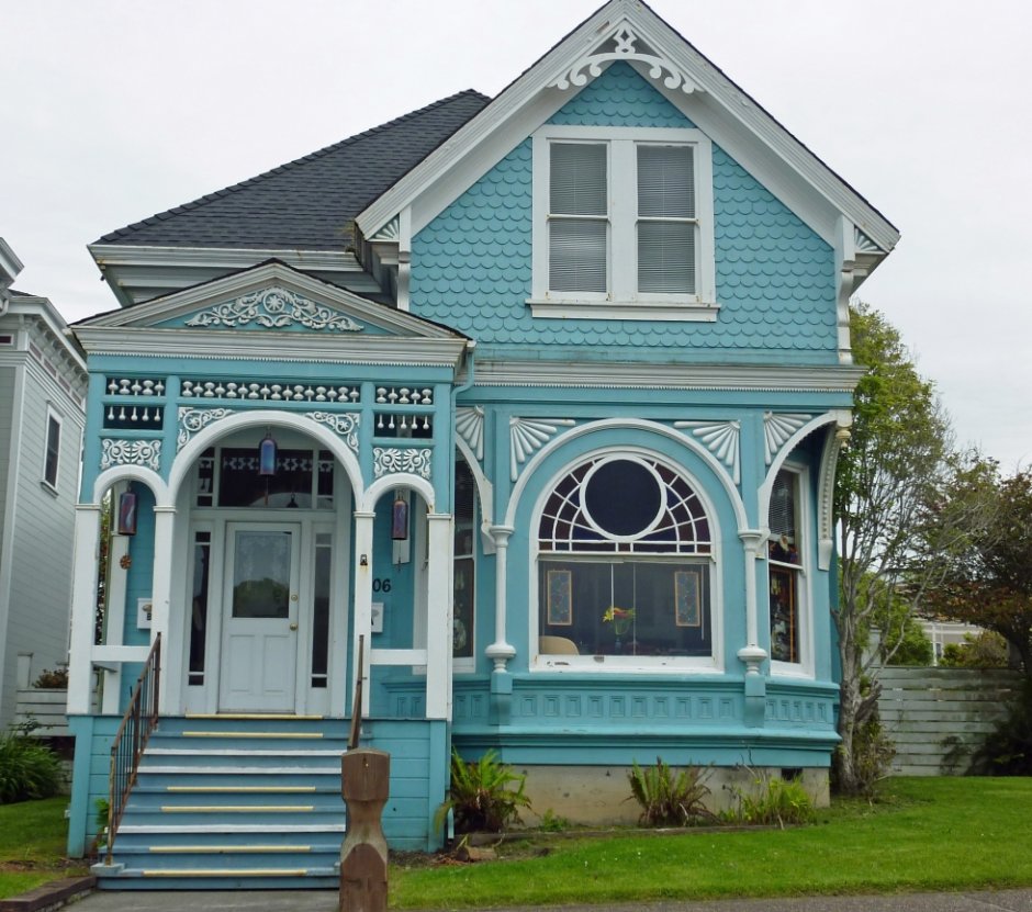 Дом с голубым фасадом
