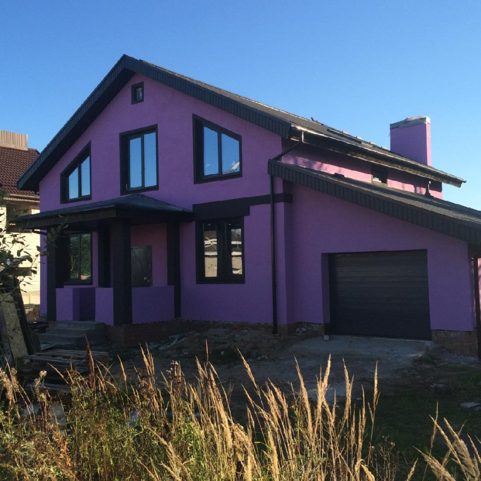 Фиолетовый дом фасад