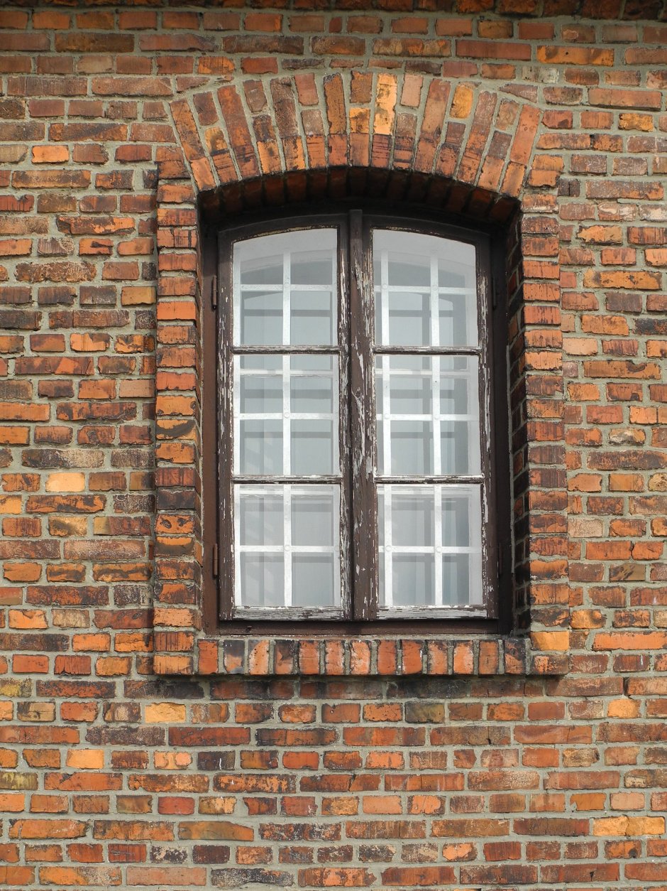 Фасад из старого кирпича
