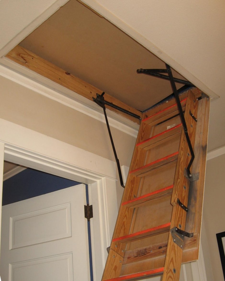 Потолок с чердачной лестницей