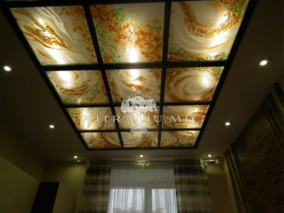 Потолок из стекла с подсветкой в коридор