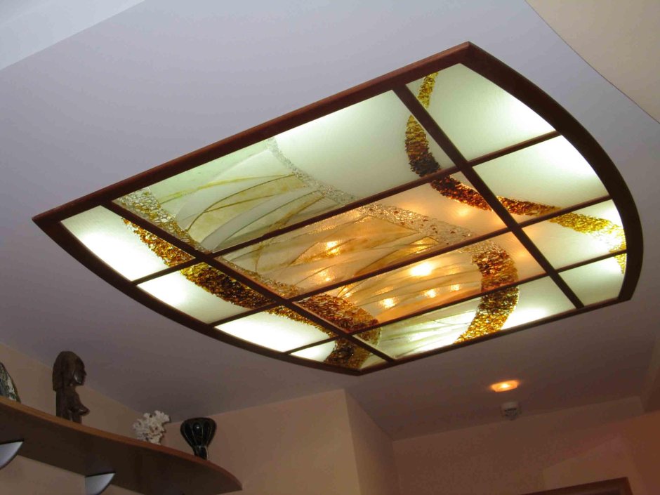Потолок с витражным стеклом