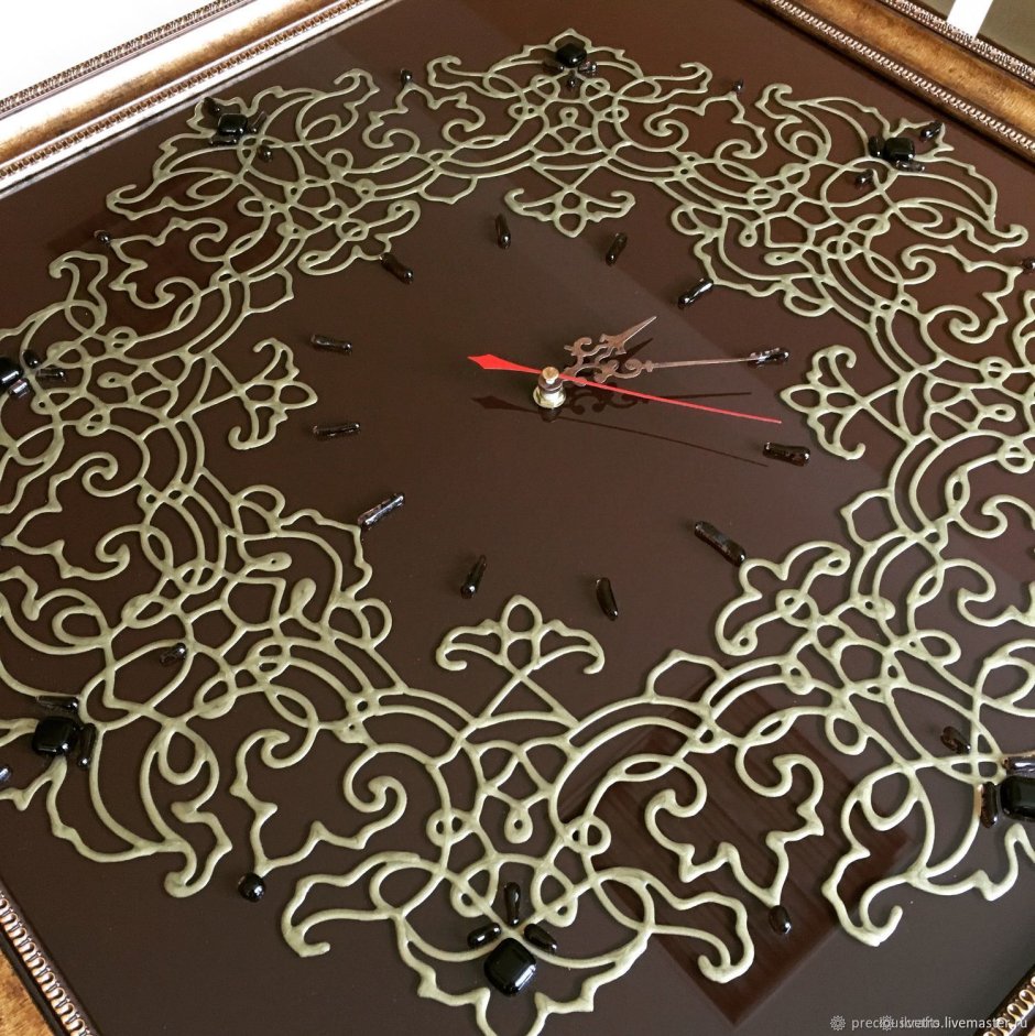 Настенные часы с коричневым обрамлением