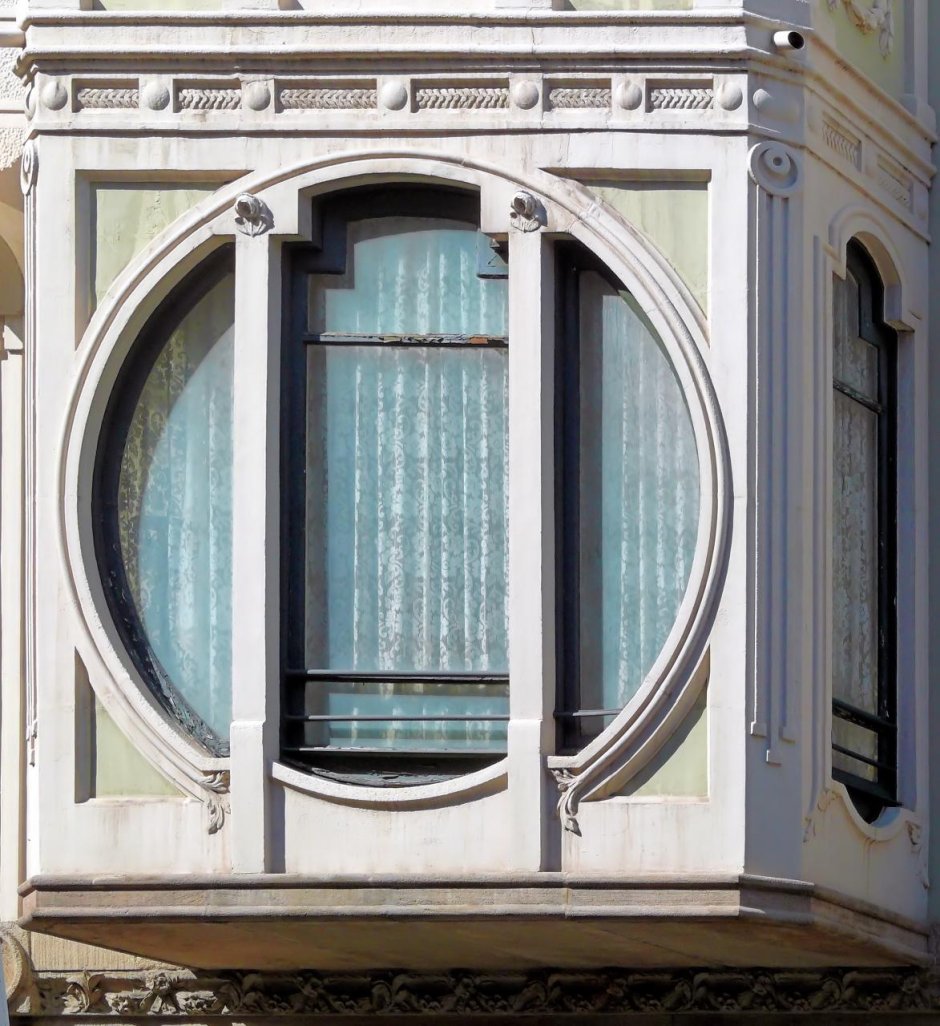 Необычные окна на фасаде