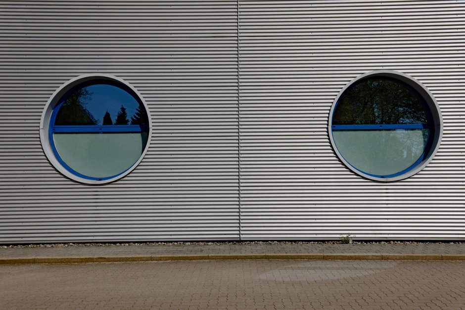 Круглые окна на фасаде