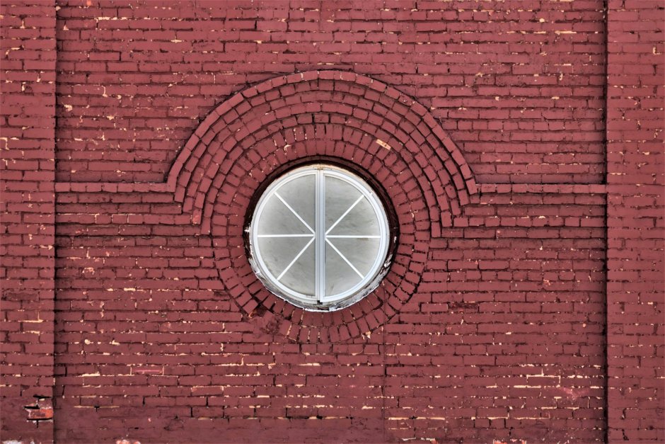 Круглое окно в стене