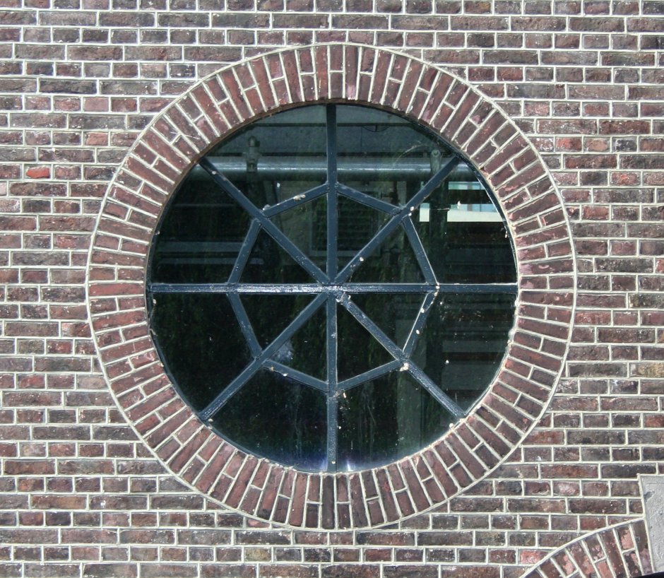 Круглое окно из кирпича