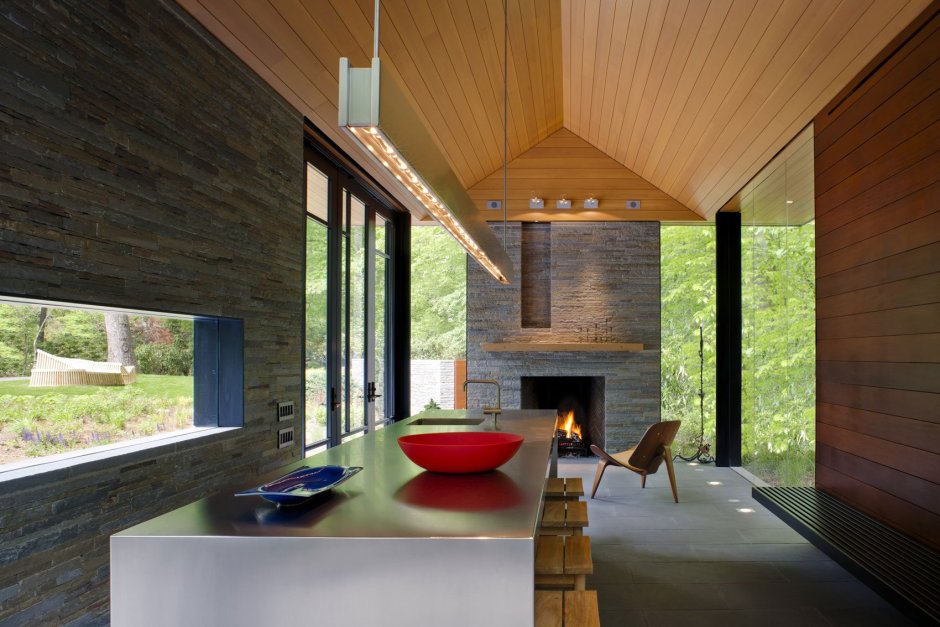 Летняя кухня с панорамными окнами изнутри