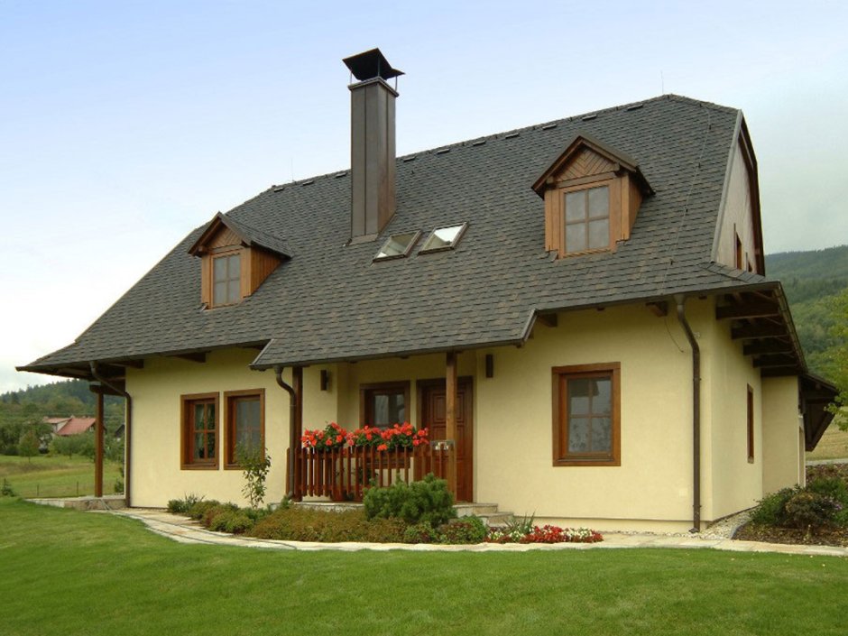 Дом фисташкового цвета с коричневой крышей