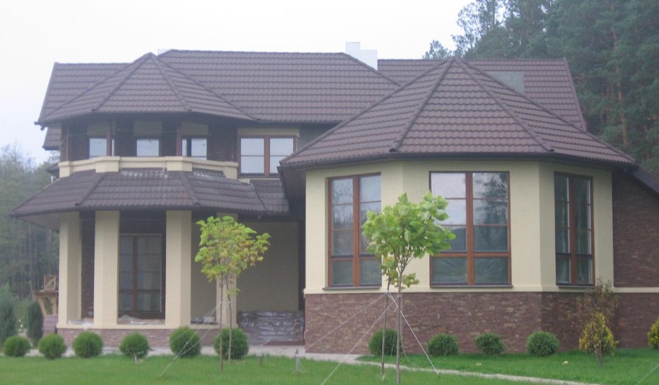 Красивый дом с коричневой крышей