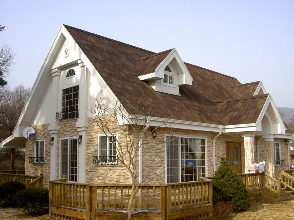 Фасад дома с коричневой крышей