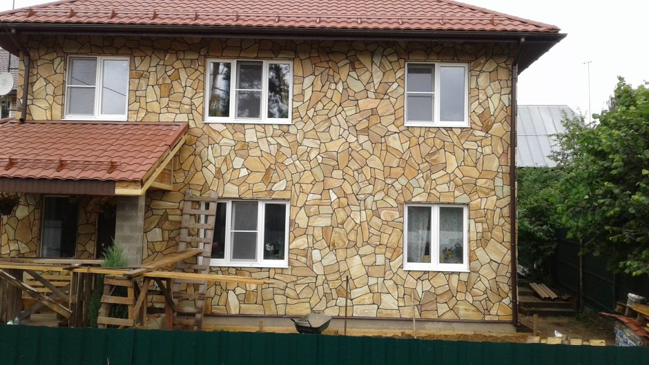 Обшить дом диким камнем