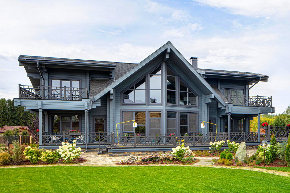 Красивый серый деревянный дом