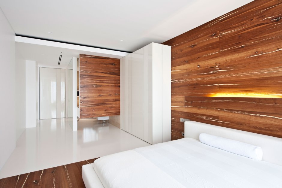 Комната с деревянной стеной