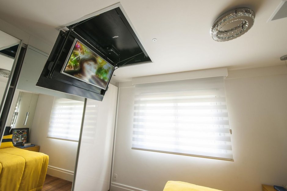 Телевизор на потолке в спальне