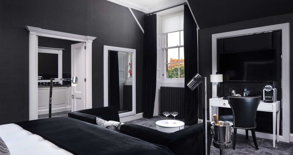 Спальня в черно белом стиле черный потолок белые стены
