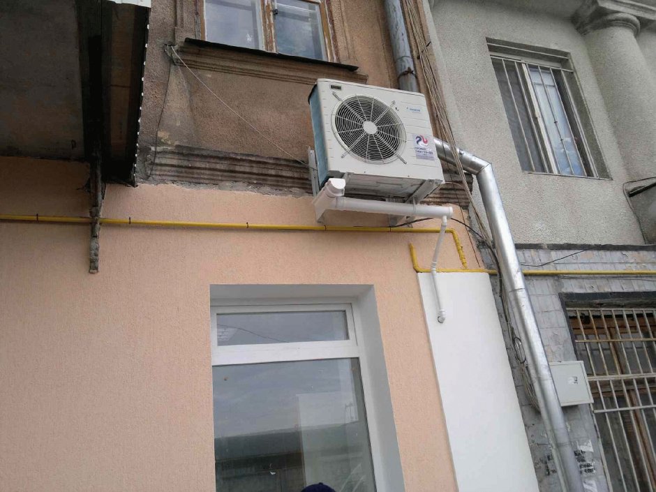 Сплит система на балконе внешний блок