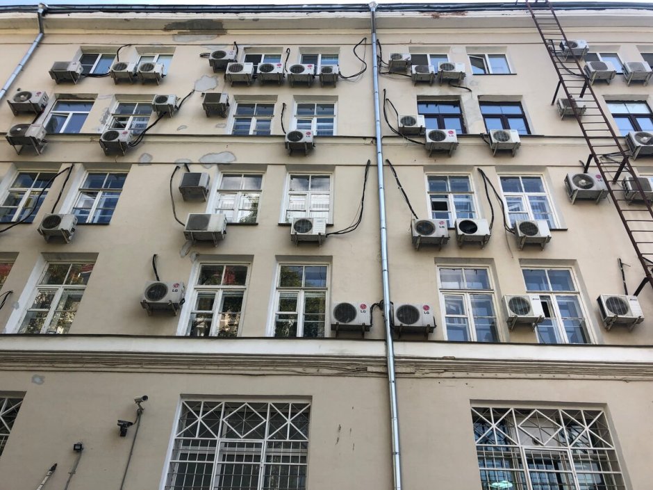 Кондиционеры на фасаде здания