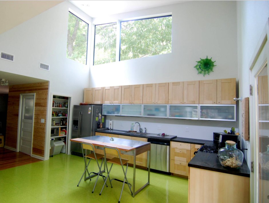 Зеленый пол в интерьере кухни