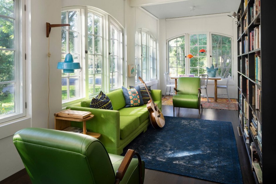 Интерьер комнаты с зеленым диваном