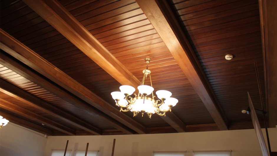 Декоративный потолок из дерева