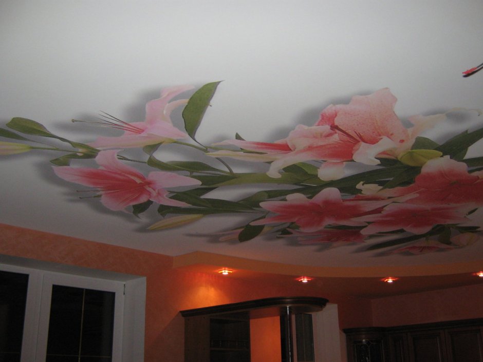 Навесной потолок с цветами