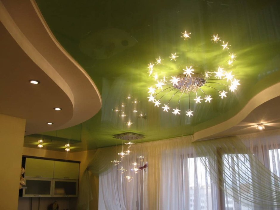 Потолок в спальне со светильниками звездное небо