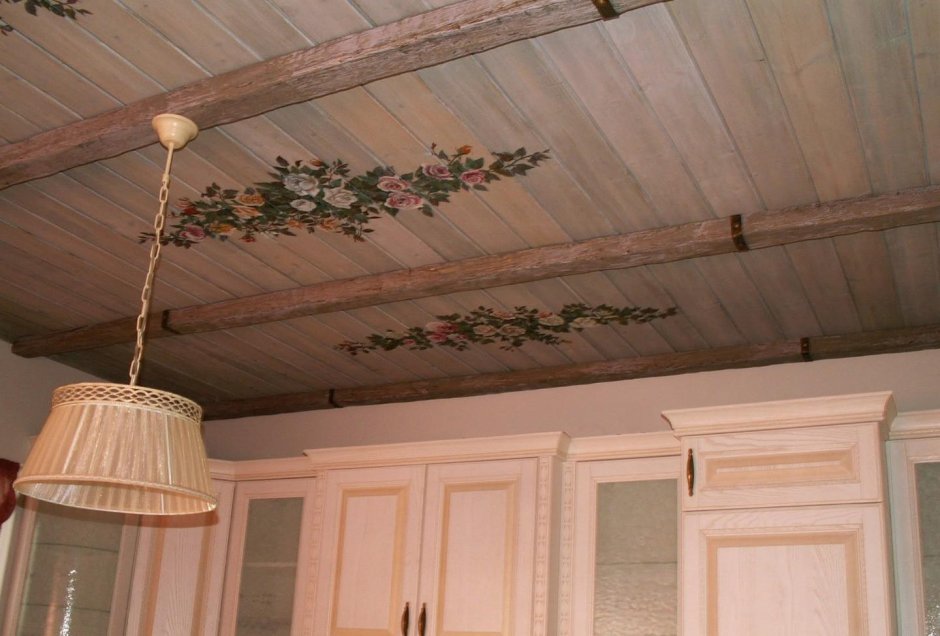 Гостиная в стиле Прованс в деревянном доме с обоями