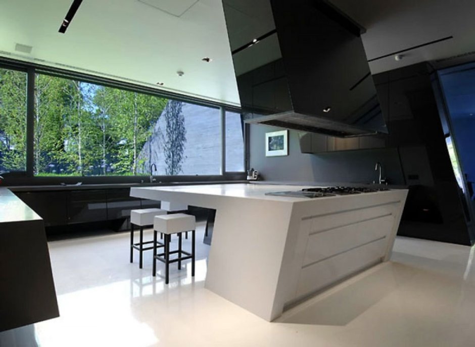 Черная кухня с панорамными окнами